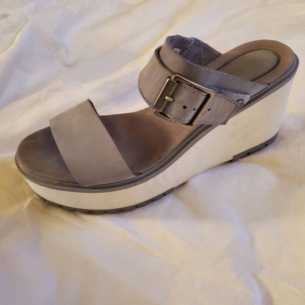 Amputee. Timberland Gray and White Wedge Sandal Size 8.5 - left shoe only. - Picture 10 of 10